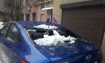 Осторожно: глыбы льда продолжают крушить автомобили по Днепру