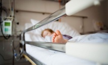 Жестоко избитую 11-ти месячную малышку никто не проведывает в больнице Днепра