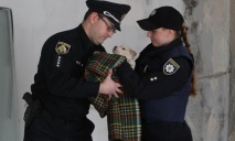 Полиция Днепра спасала щенков на камеру