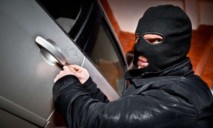 В Днепре мужчина пытался ограбить авто и очутился в «ловушке»