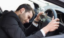 Вежливый и пьяный водитель спал в багажнике своего авто