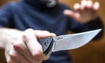 Двое мужчин угрожали водителю ножом