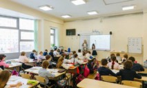 В украинских школах появятся дополнительные двери