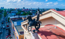Деловой центр Днепра с фигурой всадника на крыше