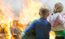 Четверо взрослых и трое детей спасены из горящего дома в Днепре