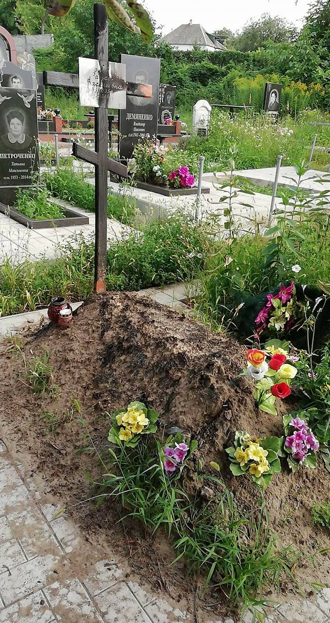 Новости Днепра про В Днепре вандалы опорочили могилы