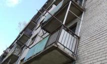 «В заложниках» у балконов: мужчину спасали от страшного падения