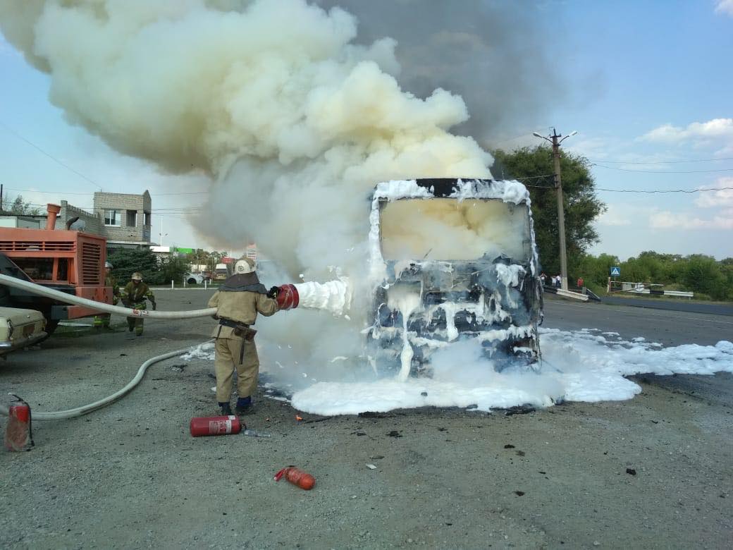 Новости Днепра про Огонь уничтожил грузовой автомобиль