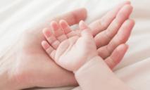 Новорожденные близнецы чуть не умерли из-за матери