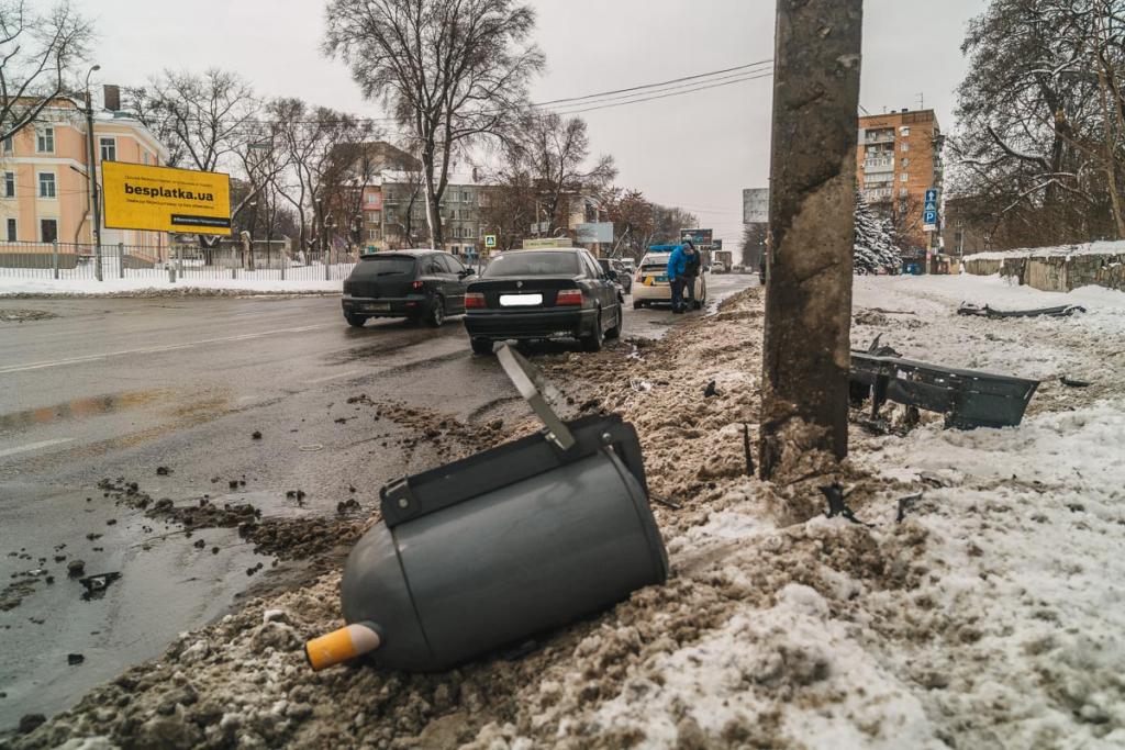 Новости Днепра про ДТП: автомобиль влетел в столб