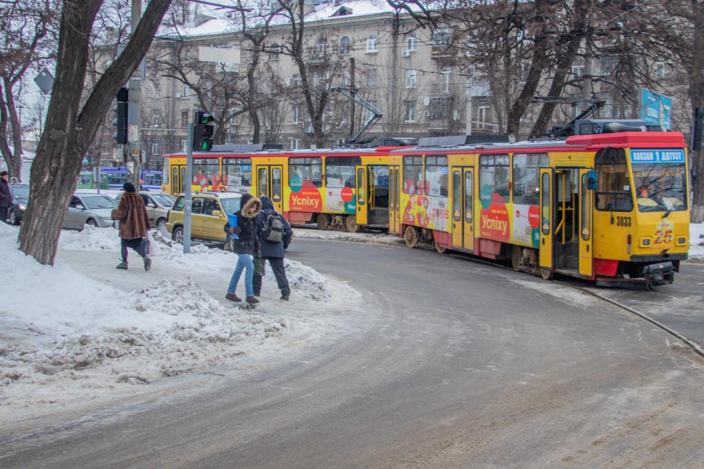 Новости Днепра про В Днепре сошел с рельсов трамвай