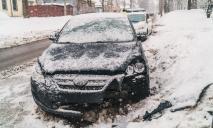 Авария: автомобиль въехал в фонарный столб