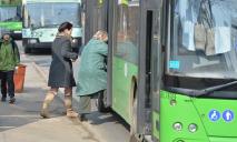 Жители Днепра рискуют жизнью на автобусных остановках