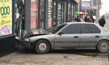 ДТП в Днепре: автомобиль влетел в витрину офиса