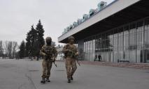 На вокзалах и в аэропорту Днепра появились вооруженные люди