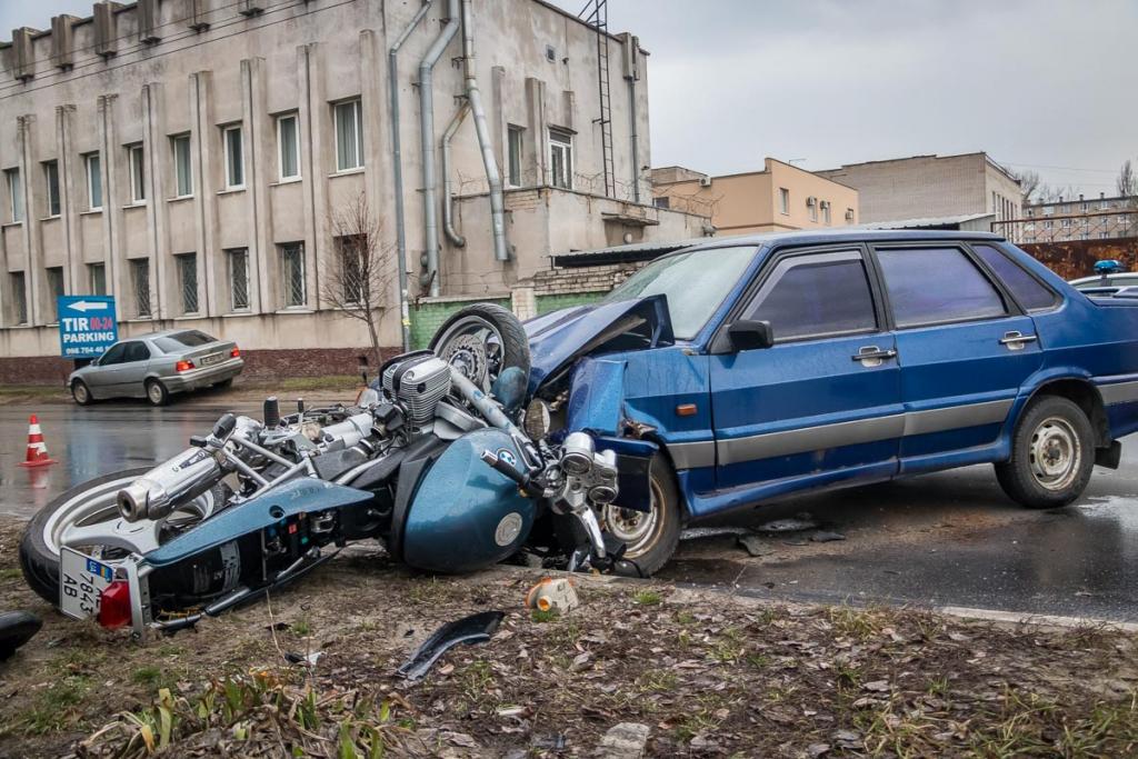Новости Днепра про ДТП возле заправки: автомобиль столкнулся с мотоциклом