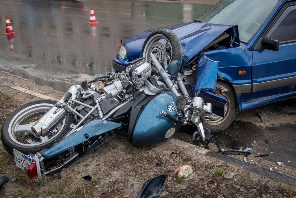 Новости Днепра про ДТП возле заправки: автомобиль столкнулся с мотоциклом