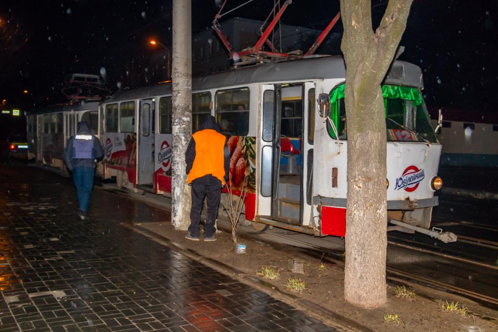 Новости Днепра про В Днепре бросили камень в трамвай: серьезно пострадал пассажир
