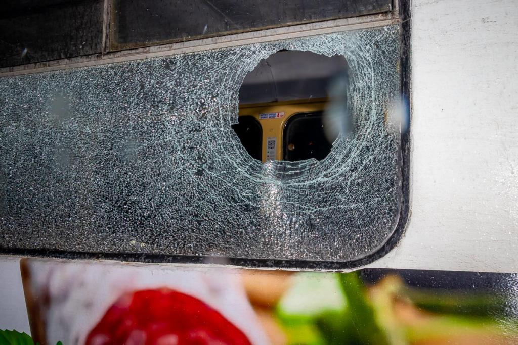 Новости Днепра про В Днепре бросили камень в трамвай: серьезно пострадал пассажир