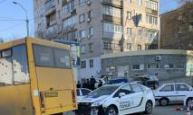 В Днепре полицейский «Prius» столкнулся с маршруткой