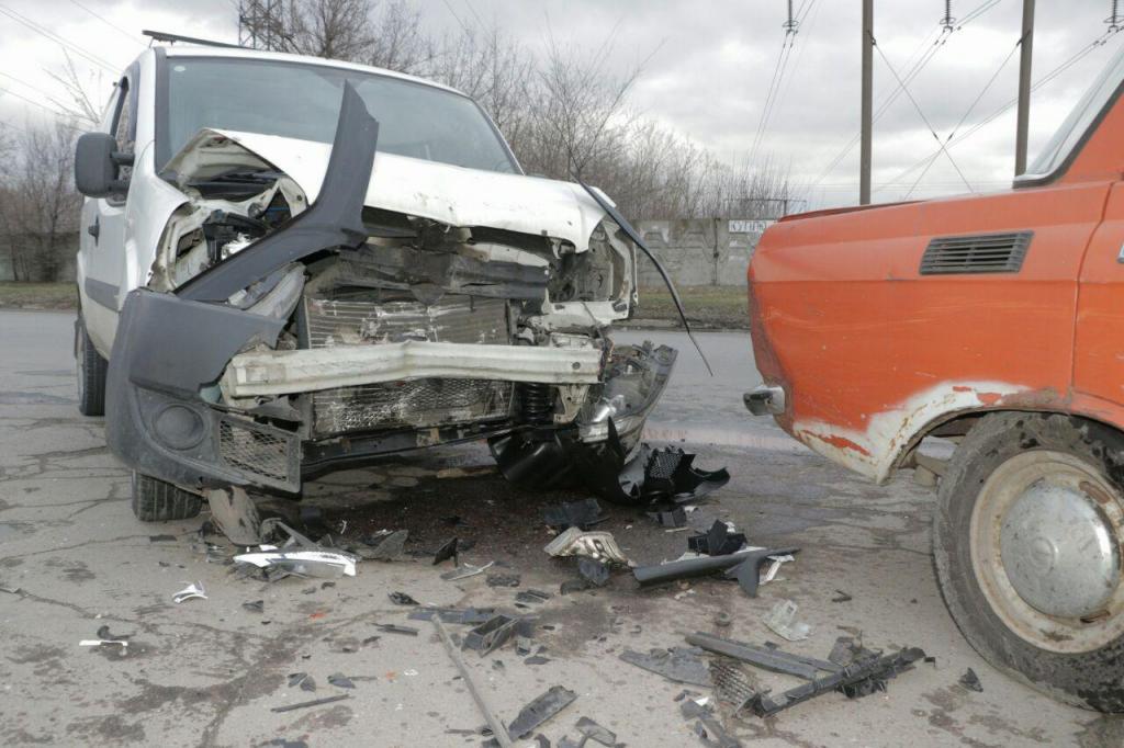 Новости Днепра про ДТП: два автомобиля «не поделили» дорогу