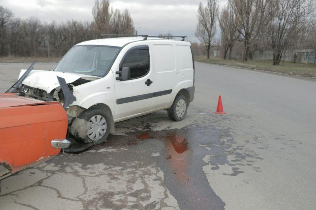 Новости Днепра про ДТП: два автомобиля «не поделили» дорогу