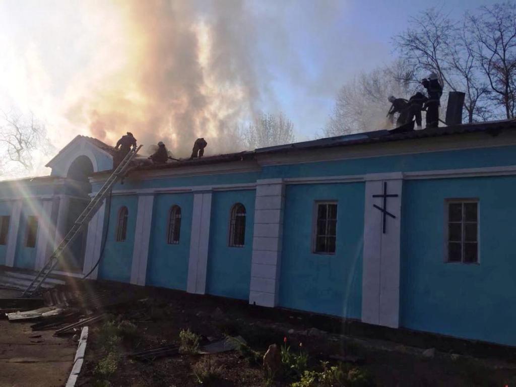 Новости Днепра про Случился пожар: огонь на территории православной церкви