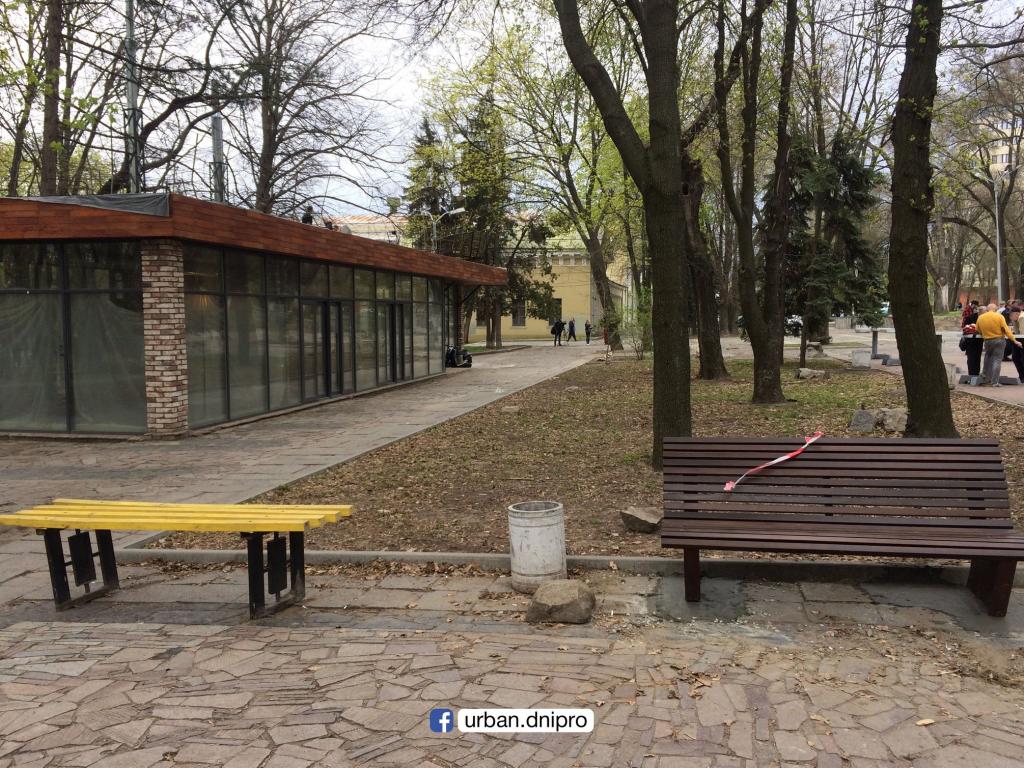 Новости Днепра про В парке Шевченко установили современные лавочки