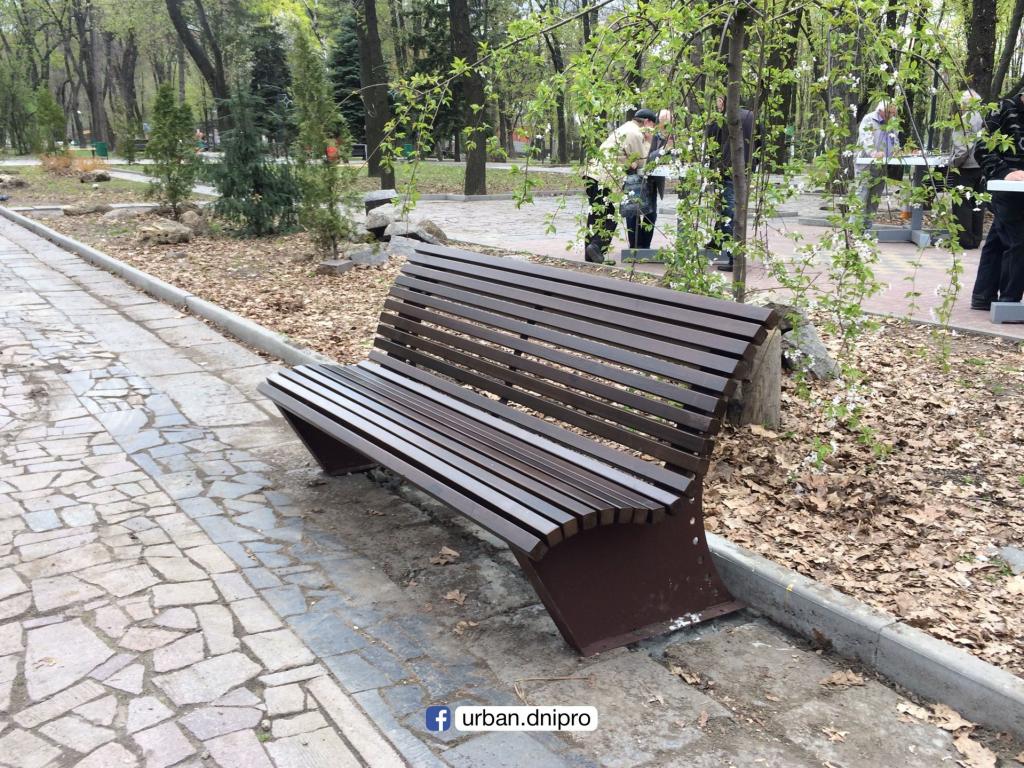 Новости Днепра про В парке Шевченко установили современные лавочки