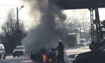 В Днепре посреди дороги сгорел автомобиль