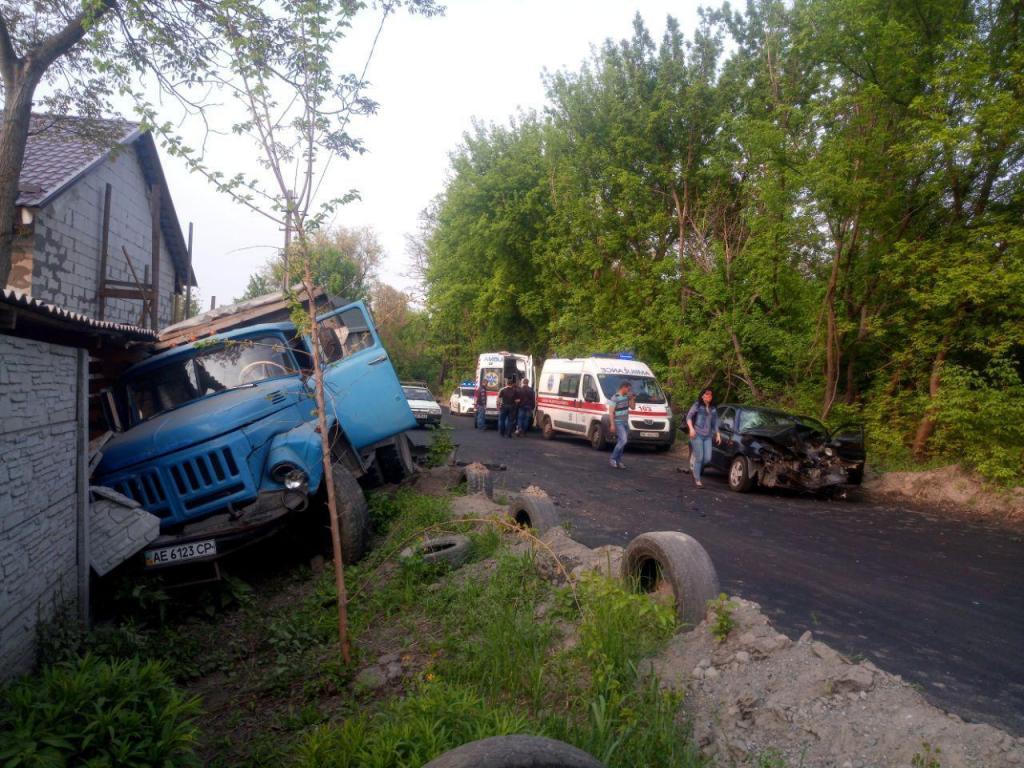 Новости Днепра про В Днепре с грузовиком столкнулось такси с детьми