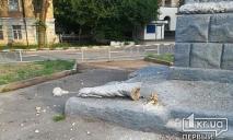 На Днепропетровщине у памятника отпала рука: коммунальные службы выясняют причины