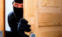 «А вдруг пронесет»: грабитель прятался от полиции в чужой квартире под линолеумом