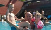 Несмотря на развод, Вячеслав Узелков счастливо проводит время с сыном и дочерью