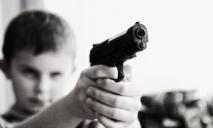 Ранение в голову: подросток выстрелил в 7-летнего брата, после чего сбежал