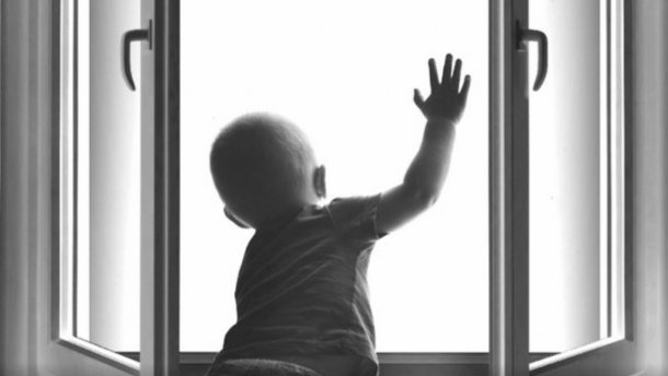 Маленький ребенок выпал из окна многоэтажки: каковы последствия и что грозит матери. Новости Днепра