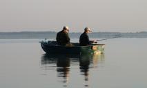 На реке Днепр рыбаки оказались в ловушке посреди водного пространства