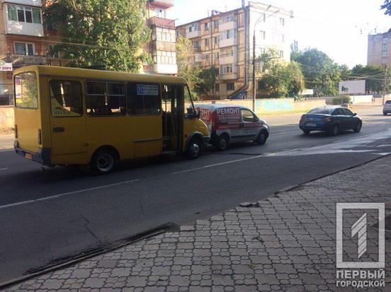 Водитель отвлекся: маршрутка с полным салоном пассажиров попала в тройное ДТП. Новости Днепра