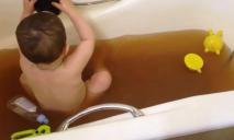 Жители Паруса жалуются на коричневую воду со слизью из кранов