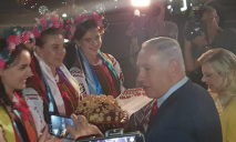 Не кошерно: супруга премьера Израиля выбросила хлеб на землю, когда ее встречали в Украине