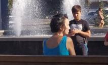 Мужчина пытался утопить полуголую женщину в фонтане в центре города