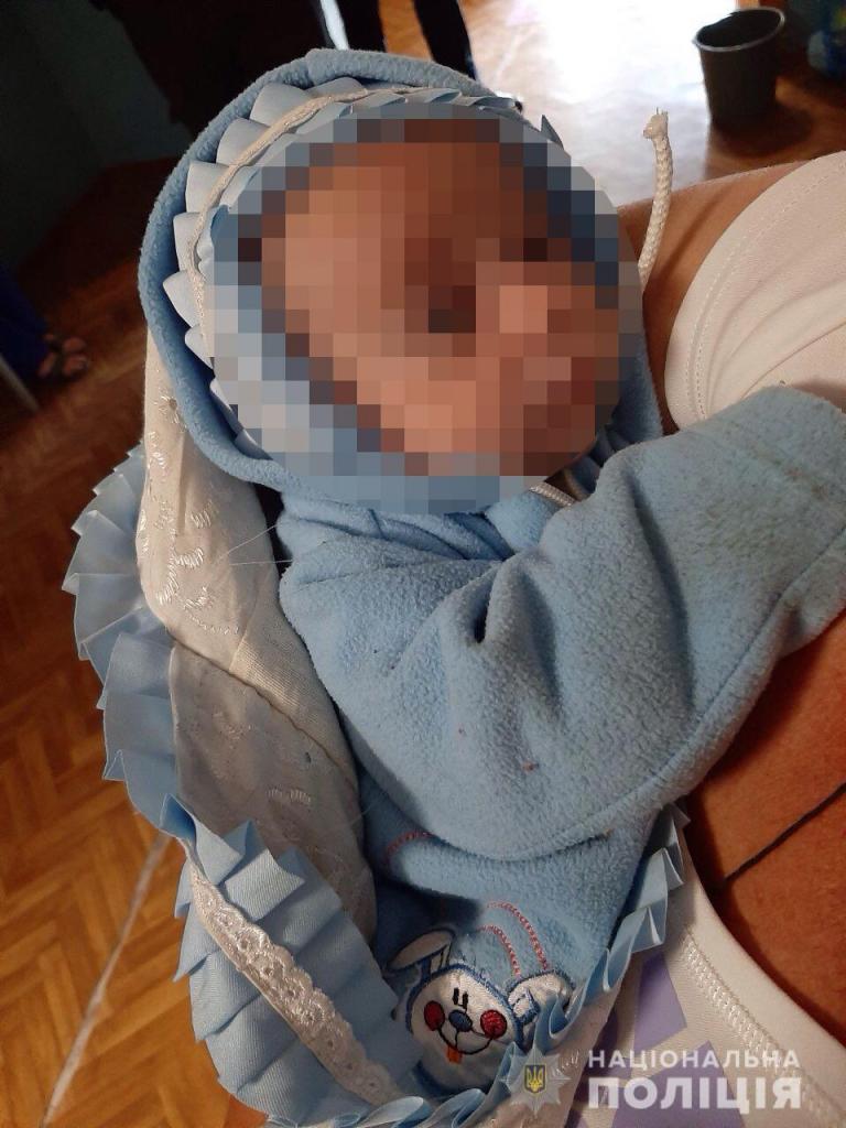 Новорожденного малыша оставили на улице в спортивной сумке. Новости Днепра