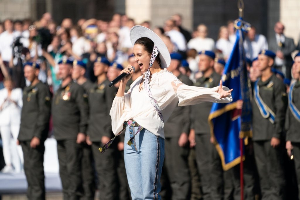 Скандальная украинская певица засветилась в куртке из российского флага. Новости Украины