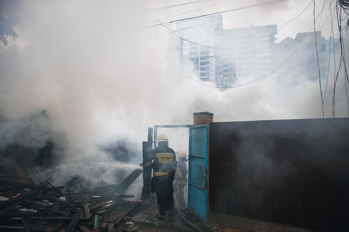 Сильное возгорание в Днепре: тушили 4 пожарных машины, сообщается о погибшей женщине. Новости Днепра