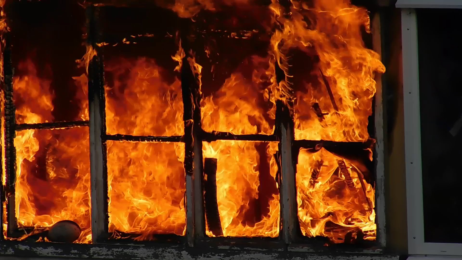 «Дым видно даже с другого берега»: в Днепре загорелся жилой дом. Новости Днепра