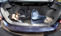 В Днепре патрульные остановили машину преступников с заложником в багажнике