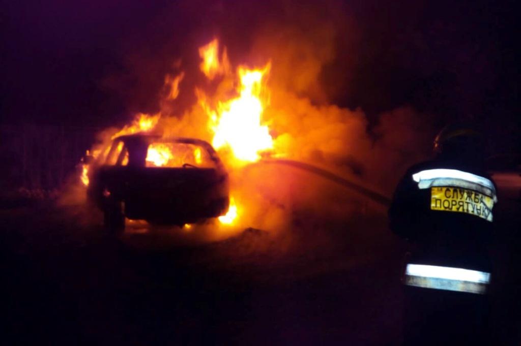 Ночью в Днепре дотла сгорели 2 автомобиля. Новости Днепра