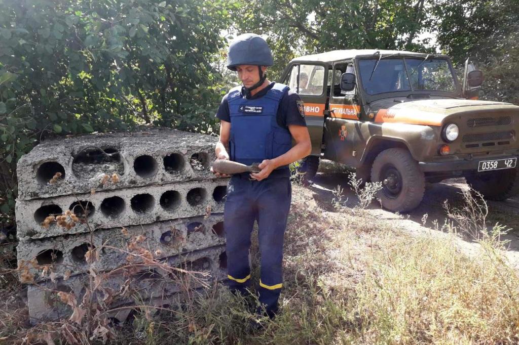 Под Днепром местные жители нашли взрывоопасное устаревшее оружие. Новости Днепра