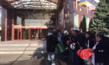 Под главным офисом ПриватБанка в Днепре пикетируют работники завода Коломойского