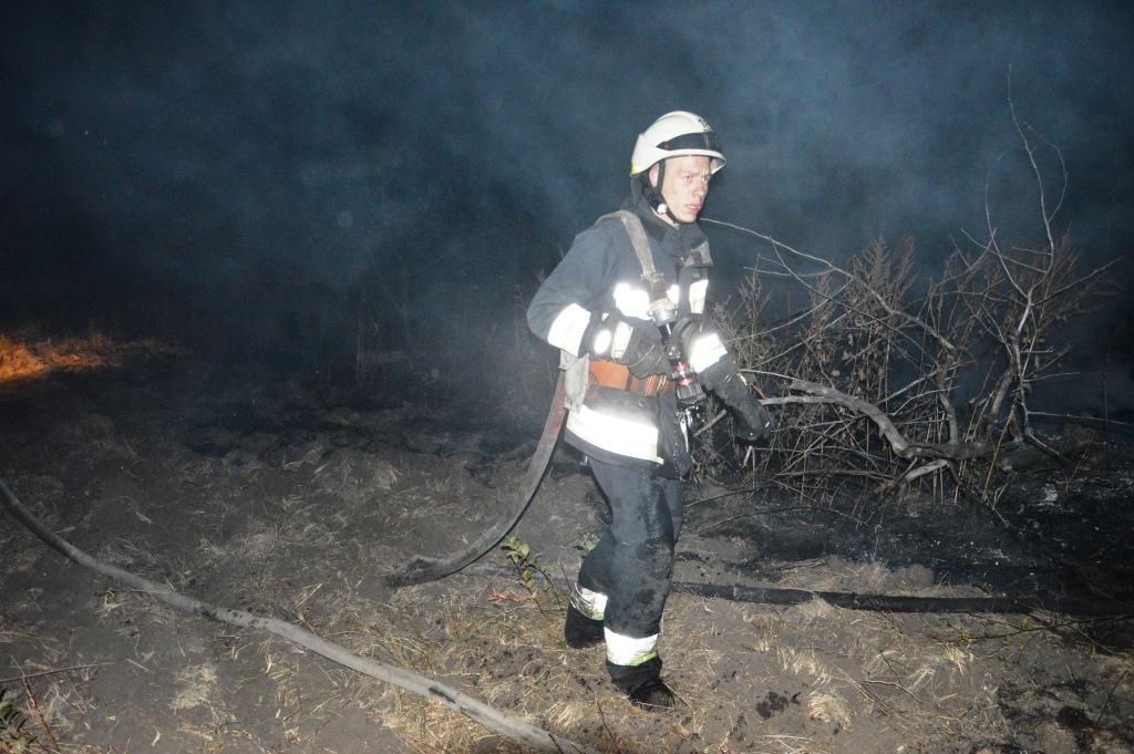 Сильный пожар под Днепром: огонь тушили 3 пожарные части. Новости Днепра